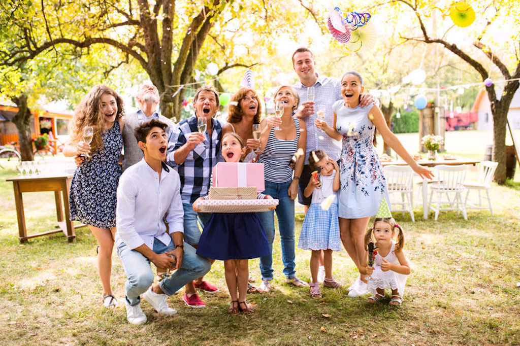 A homemade newspaper is an original party favour for a First Communion - Happiedays